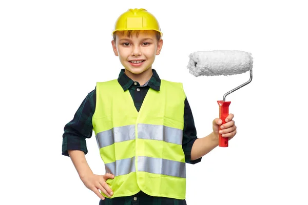 头戴防护头盔、头戴油漆滚筒的小男孩 — 图库照片