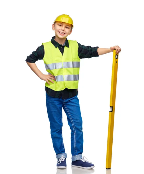 Chlapec ve stavební přilbě a vestě s úrovní — Stock fotografie