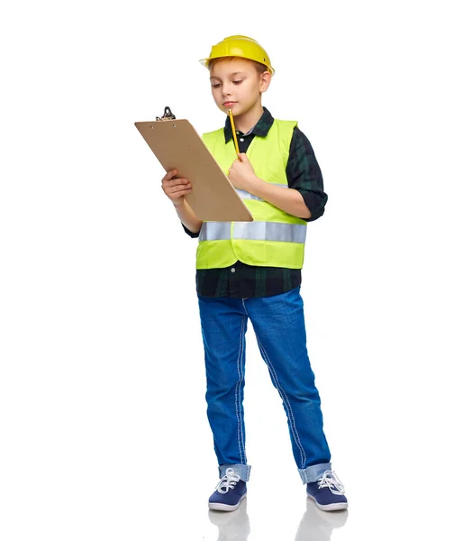 Niño en casco con portapapeles y lápiz — Foto de Stock