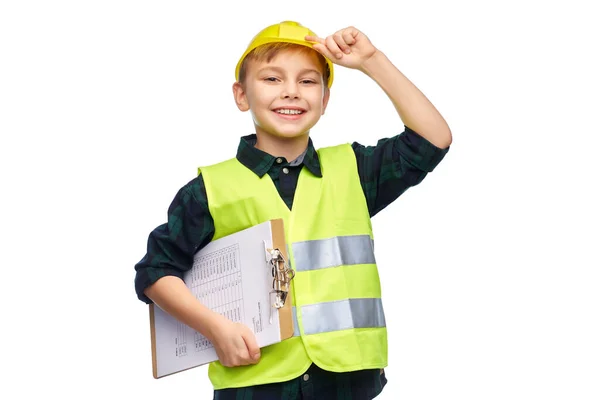 Menino em capacete de construção com prancheta — Fotografia de Stock