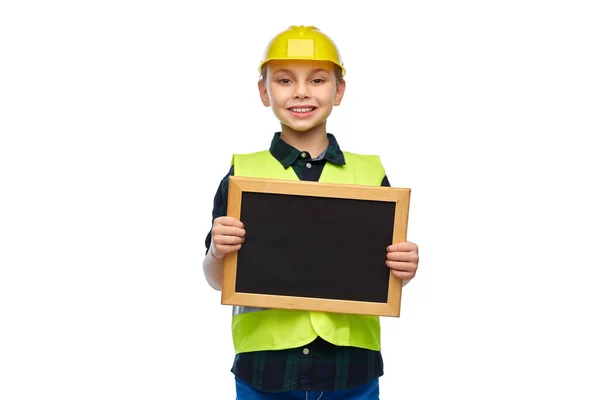 Niño pequeño en casco protector sosteniendo pizarra — Foto de Stock