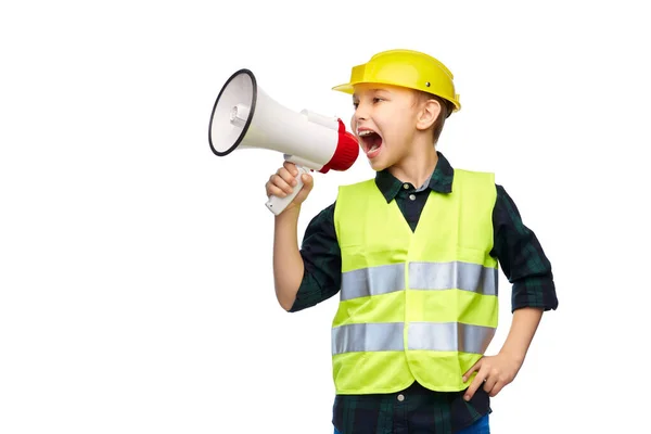 Chłopiec w kasku ochronnym rozmawia z megafonem — Zdjęcie stockowe