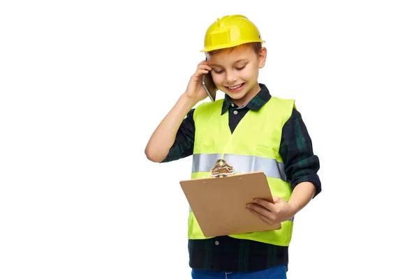 Menino no capacete com prancheta chamando no telefone — Fotografia de Stock