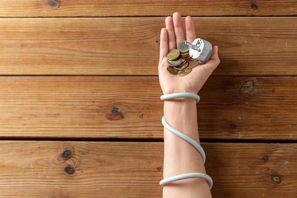 Nahaufnahme von Hand mit Stecker umwickelt, der Münzen hält — Stockfoto