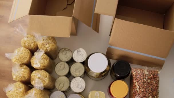 Τρόφιμα στο κέντρο διανομής ή βοήθειας για τους πρόσφυγες — Αρχείο Βίντεο