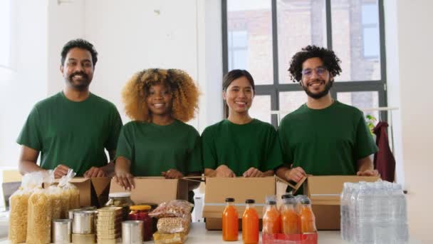 Dobrovolníci s dárcovstvím jídla ukazující palce nahoru — Stock video