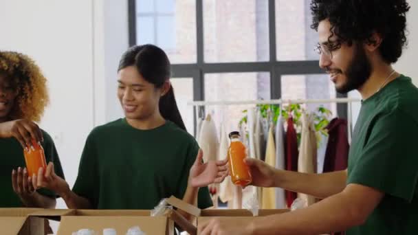 Boldog önkéntesek élelmiszer-adománygyűjtő dobozokba csomagolva — Stock videók