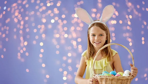 Boldog lány a színes húsvéti tojás — Stock Fotó