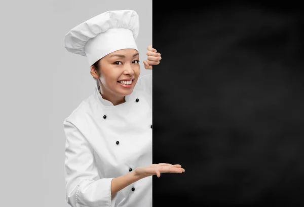 Chef feminino sorridente com quadro preto — Fotografia de Stock