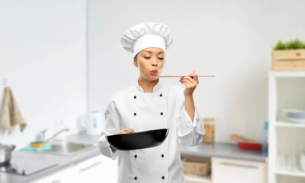 Chef femenino con sartén degustación de alimentos — Foto de Stock