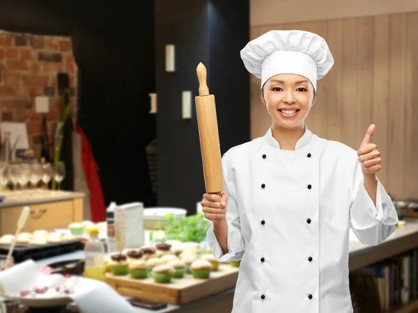 Souriant femme chef ou boulanger avec rouleau à pâtisserie — Photo