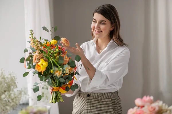 Femme heureuse avec bouquet de fleurs à la maison — Photo