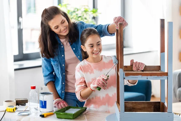 Madre e hija pintando mesa vieja en casa — Foto de Stock