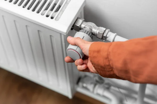 Close-up van de hand draaien radiator schakelen thuis — Stockfoto