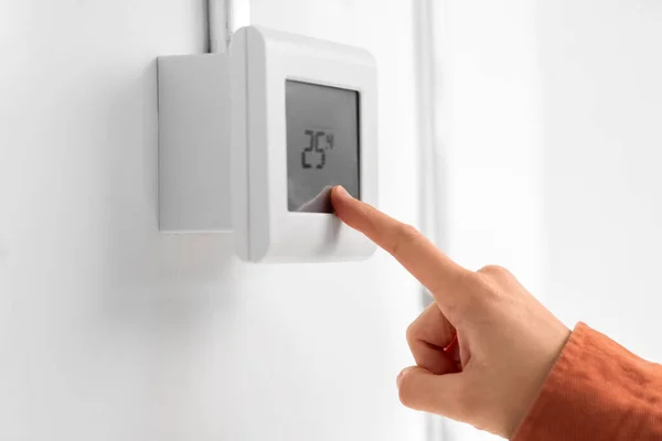 Ajuste de la mano temperatura ambiente en el sensor en casa —  Fotos de Stock