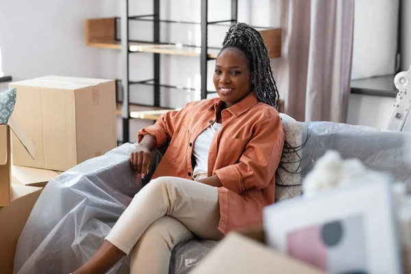 Gelukkig vrouw met dozen verhuizen naar nieuw huis — Stockfoto