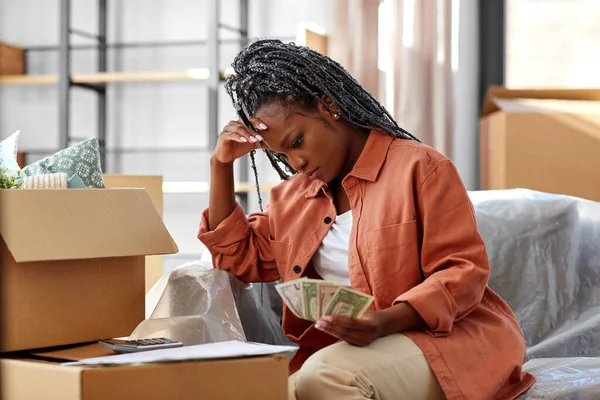 Nő költözik új otthonba, és számolja a pénzt — Stock Fotó