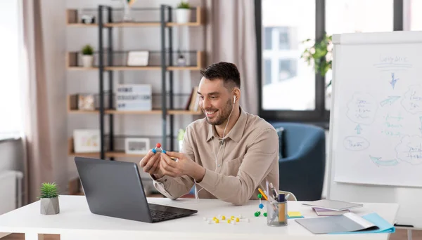 Chemistry teacher with laptop having online class — Stock Photo, Image