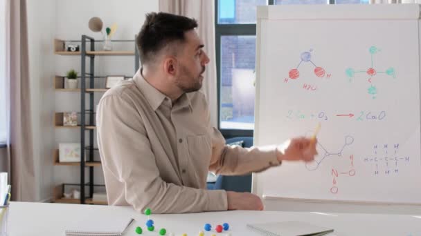 Chemielehrer hat Online-Unterricht zu Hause — Stockvideo