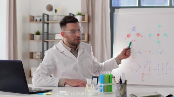 Вчитель хімії з ноутбуком онлайн-класу — стокове відео