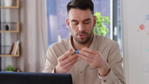 Professor de química com laptop ter aula on-line — Vídeo de Stock