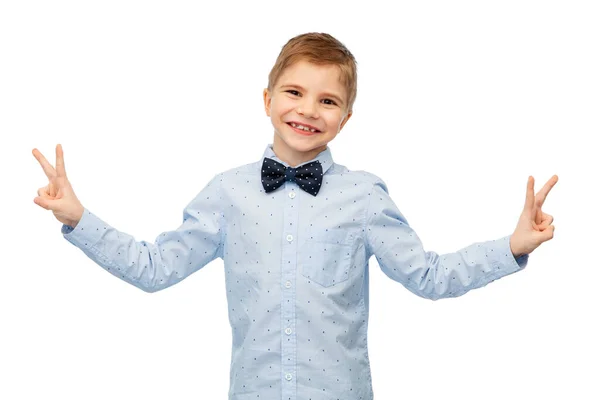 Mały chłopiec w muszce pokazując gest pokoju — Zdjęcie stockowe
