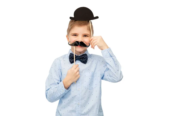 Niño pequeño con accesorios de fiesta de cumpleaños y bigote —  Fotos de Stock