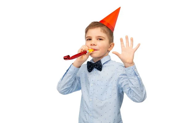 Sourire garçon dans chapeau de fête d'anniversaire avec ventilateur — Photo
