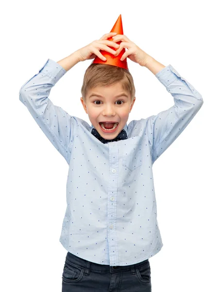 Glad liten pojke i födelsedagskalas hatt — Stockfoto