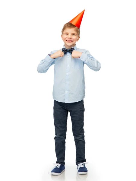 Glimlachend jongetje met verjaardagsfeestmuts — Stockfoto