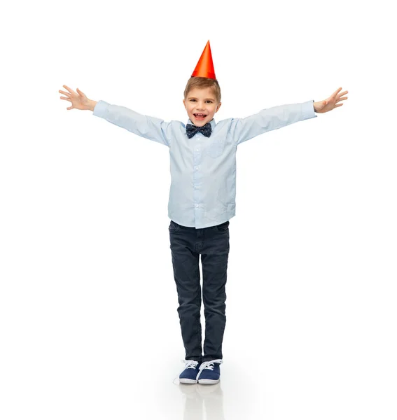 Glimlachend jongetje met verjaardagsfeestmuts — Stockfoto