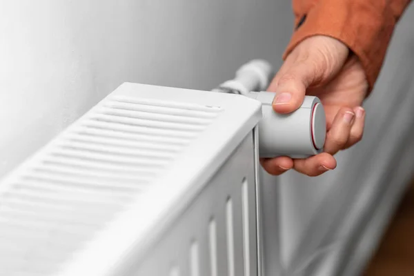 Close-up van de hand draaien radiator schakelen thuis — Stockfoto