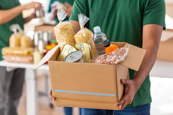 Close up of volunteer holding box with food — Stock Photo, Image