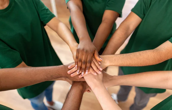 Zbliżenie wolontariuszy układanie rąk — Zdjęcie stockowe
