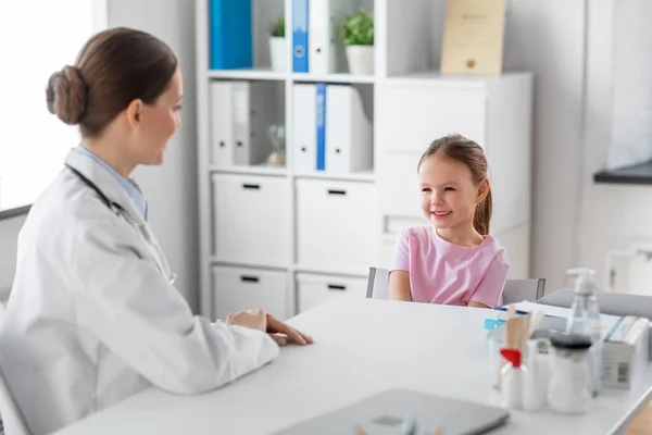 Medico femminile e paziente bambina in clinica — Foto Stock