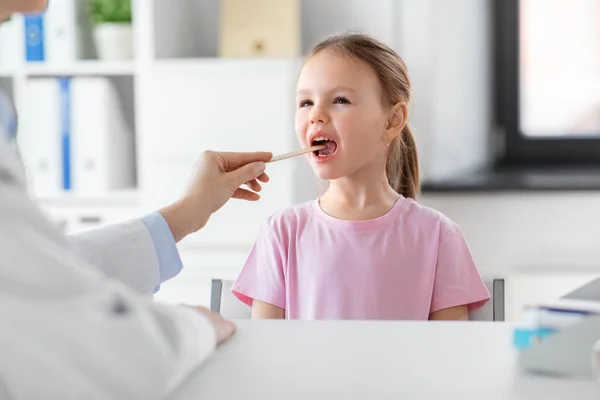 Female doctor and little girl patient at clinic — Stock Photo, Image