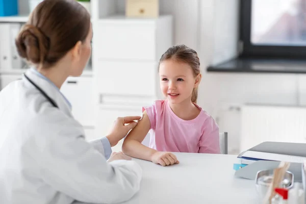 Médico preparando a la niña paciente para la vacunación — Foto de Stock