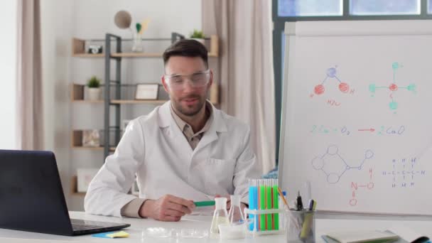 Učitel chemie s notebookem s online třídou — Stock video