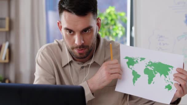 Učitel s mapou světa s online třídou doma — Stock video