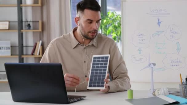 Lehrer mit Laptop und Solarakku zu Hause — Stockvideo