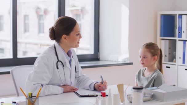 Női orvos és kislány beteg a klinikán — Stock videók