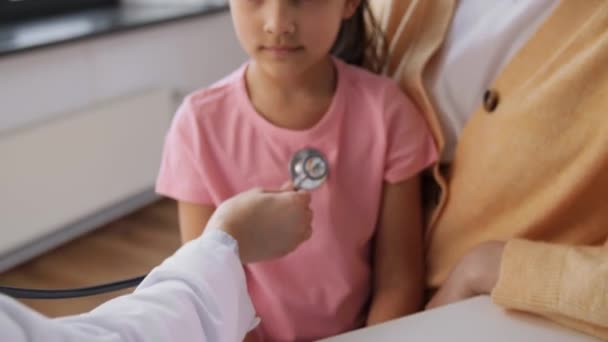 Madre, niña y médico con estetoscopio en la clínica — Vídeo de stock