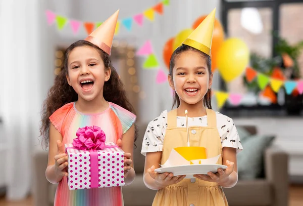 Filles souriantes avec gâteau et cadeau à la fête d'anniversaire — Photo