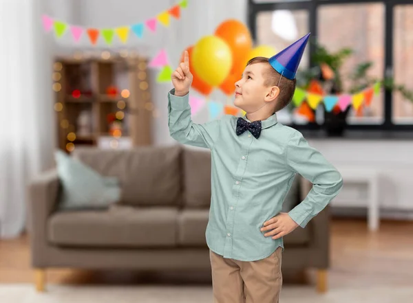 Kleine jongen wijzend vinger omhoog op verjaardagsfeestje — Stockfoto