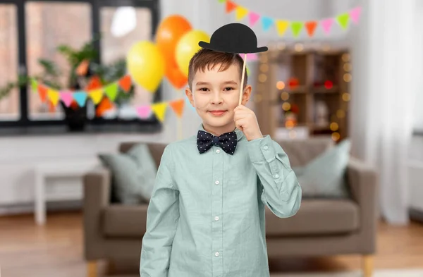Menino com adereços de festa de aniversário e chapéu de jogador — Fotografia de Stock
