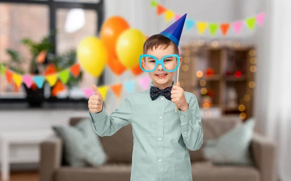 誕生日パーティーの帽子に眼鏡をかけた男の子 — ストック写真