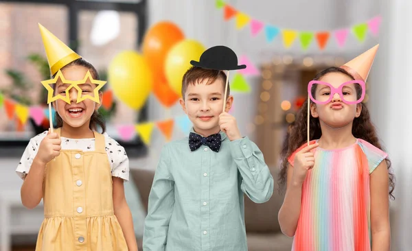 Crianças felizes com óculos na festa de aniversário em casa — Fotografia de Stock