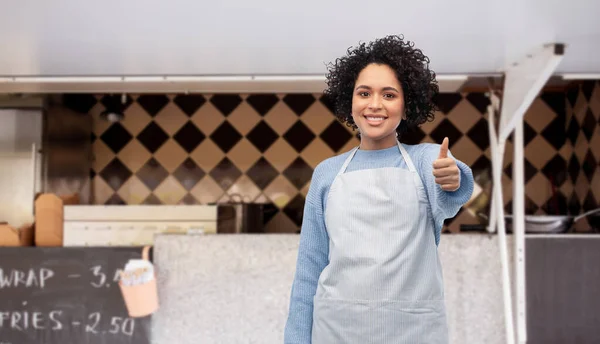 Femme dans tablier montrant pouces vers le haut sur camion alimentaire — Photo