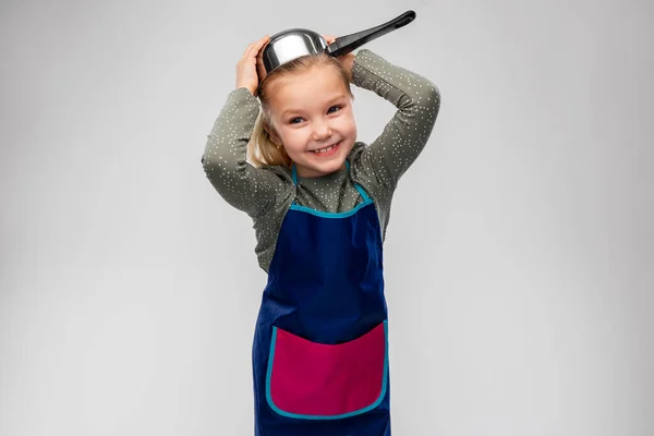 Menina feliz no avental brincando com panela — Fotografia de Stock