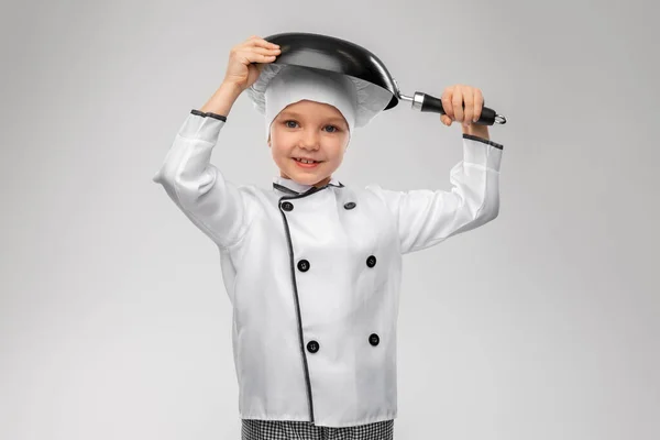 Menina feliz em chefs toque com frigideira — Fotografia de Stock